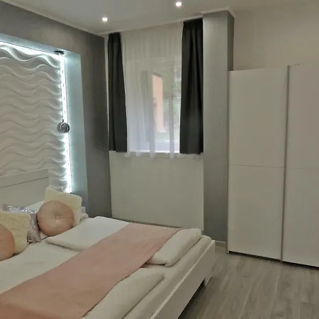 Csiky Apartman 아파트
